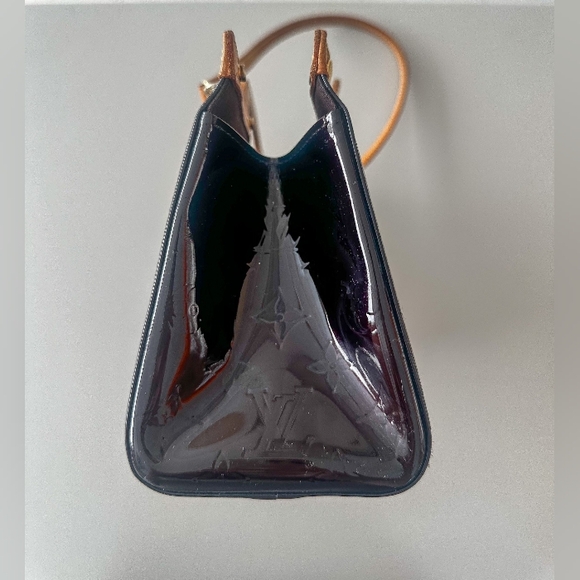 Luxurious Louis Vuitton Amarante Monogram Vernis Roxbury Drive Bag - Picture 5 of 8